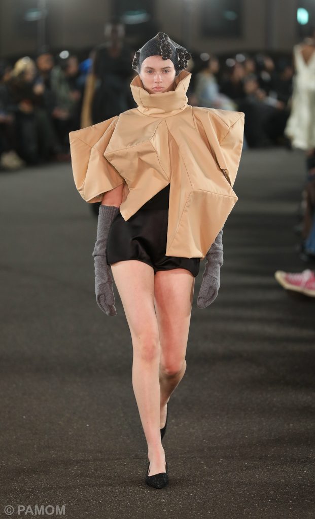 ENFÖLD Unveils “Living Sculpture” at Rakuten Fashion Week Tokyo